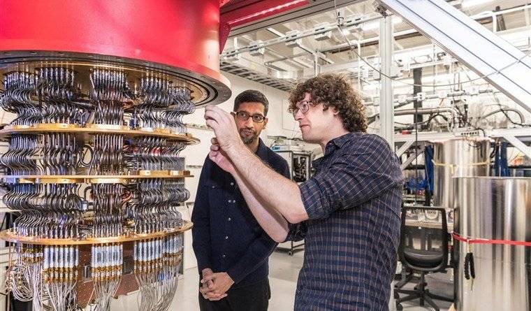 谷歌2019年公开的量子计算机Sycamore，左边人为CEO皮蔡