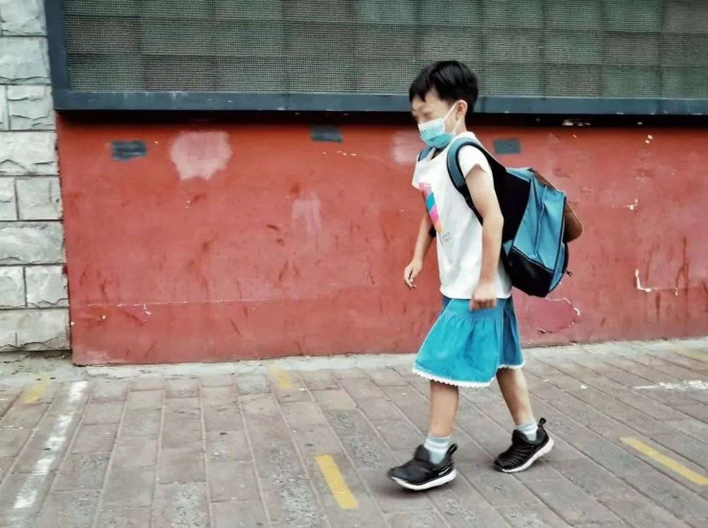 ■ 乐乐穿着蓝色裙子去上学<br>
