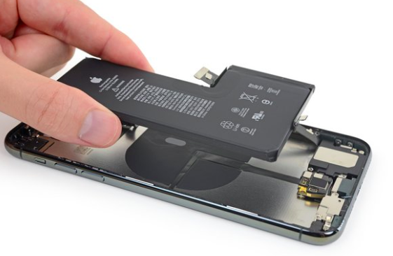 iPhone 11 Pro Max 拆解。图片来自：iFixit<br label=图片备注 class=text-img-note>