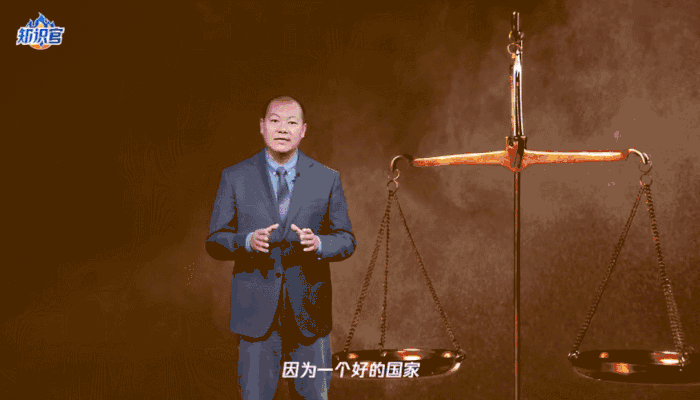 安翔律师在视频中讲解无限防卫。图片来源：腾讯新闻APP<br>