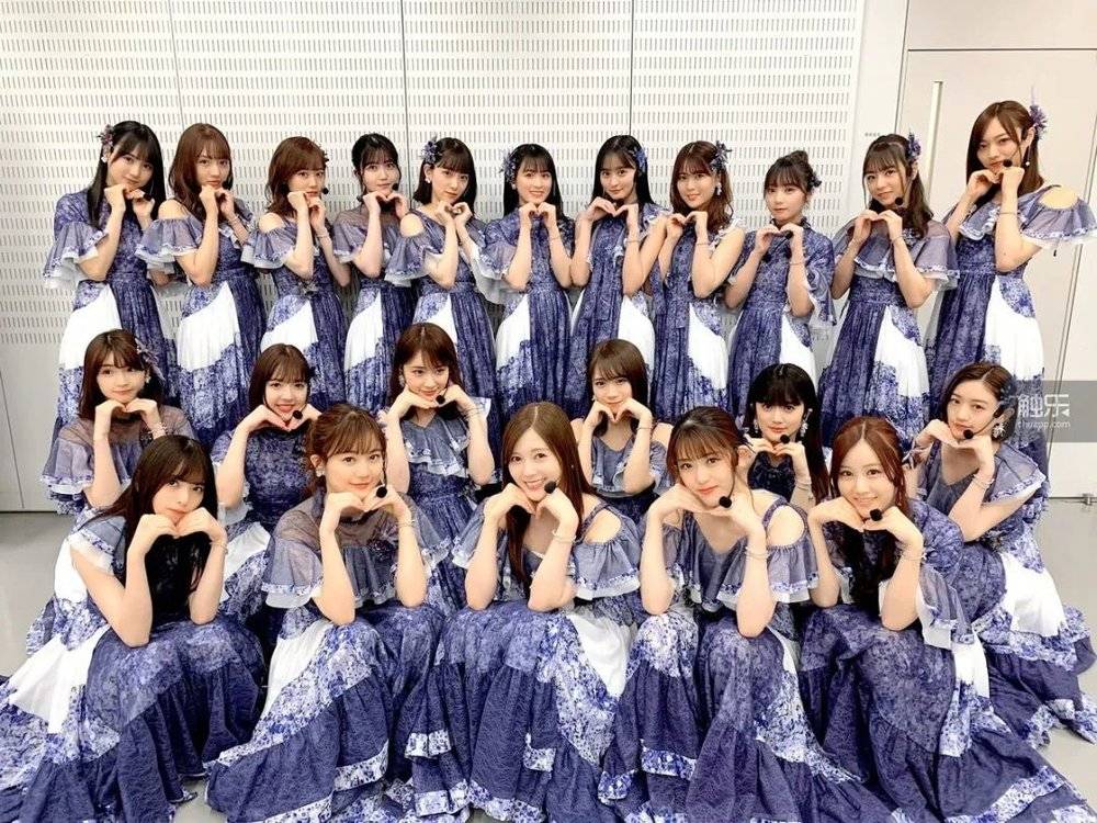 乃木坂46和AKB48同为日本秋元康系大型女子偶像组合，两者是“官方对手”的关系<br>