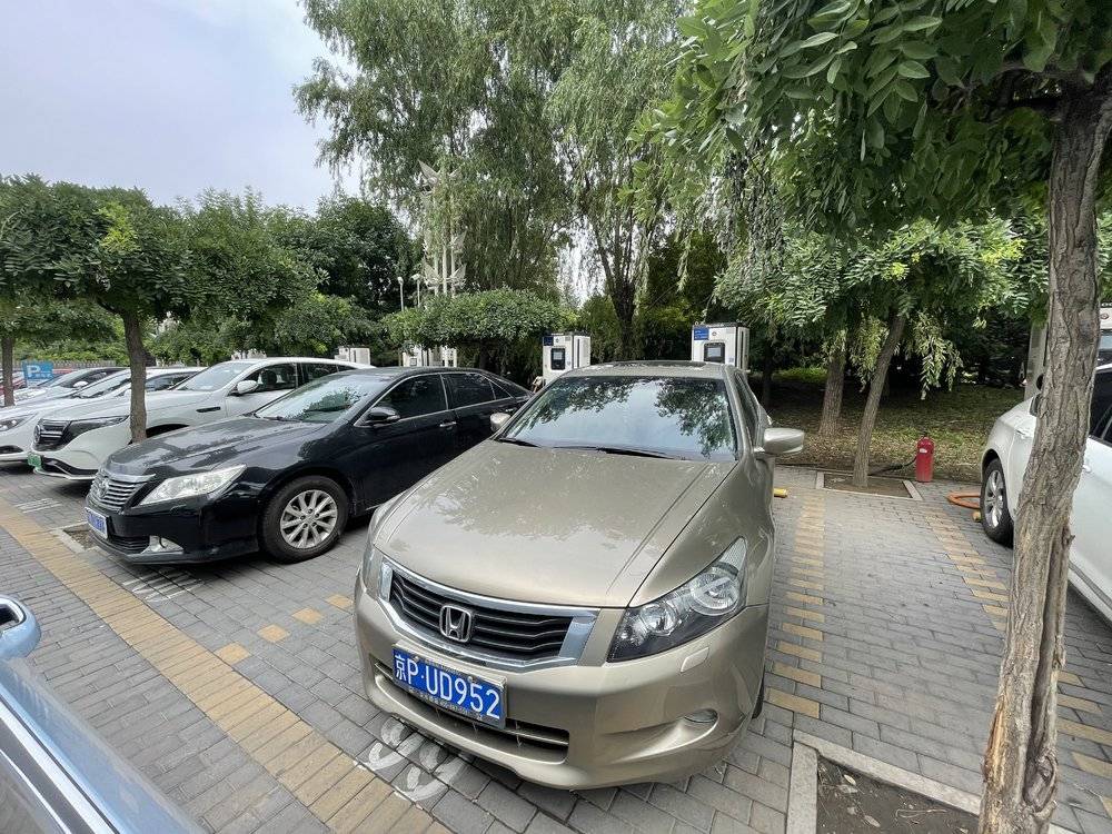 在北京，燃油车占充电位的事情每天都在发生