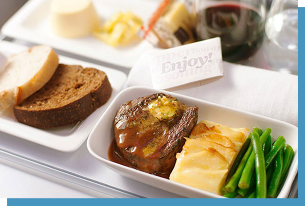 与大厨合作已经成为航空公司改善航空餐风味的常用方式。新西兰航空的红葡萄酒炖牛肉配蓝奶酪玉米粥和青豆曾经被评为最佳的航空食品之一。© google.com