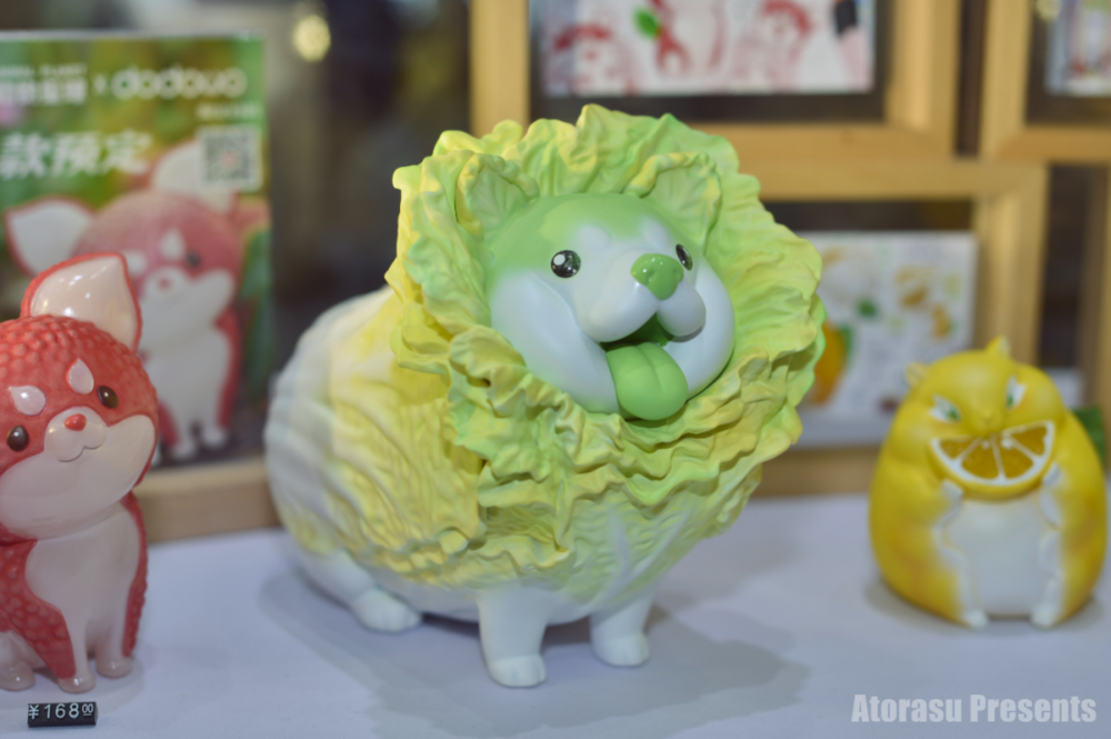 “菜狗”，其实是日本画师朋吉创作的蔬菜精灵系列中的一只（蔬菜狗的左右两边是荔枝狗和柠檬鼯鼠）