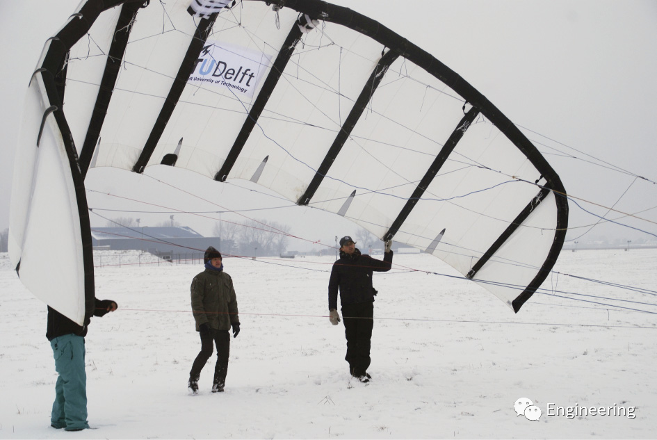 图1. 2013年，荷兰代尔夫特理工大学航空航天工程专业的研究生发射了一个25 m<sup>2</sup>的实验性软翼能量风筝，利用缆绳上绞车的牵引力来对抗风力，帮助风筝提高升力。在过去10年里，小而灵活、拥有简单曲线设计的风筝，其尺寸已经比图中的风筝大得多。事实证明，这些软翼风筝适用于小范围使用的中等功率的AWE系统，如毛里求斯共和国于2020年11月从德国Skyails公司购买的首个商业销售系统。预测和控制更大、更强的软翼AWE风筝的运动更难也更复杂，仍有待进一步研究和测试。注：资料来源：TU Delft，获得许可