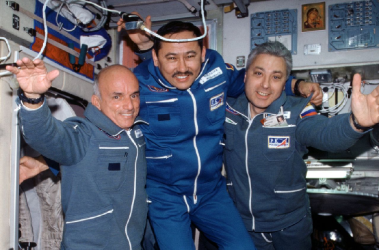 图注：2001年，美国富翁丹尼斯·蒂托（左）在国际空间站上游玩了8天，成为人类第一位太空游客。