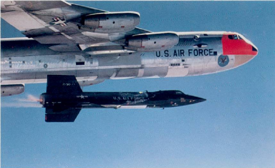 图注：美国B52飞机释放X15火箭飞机的情景。<br>