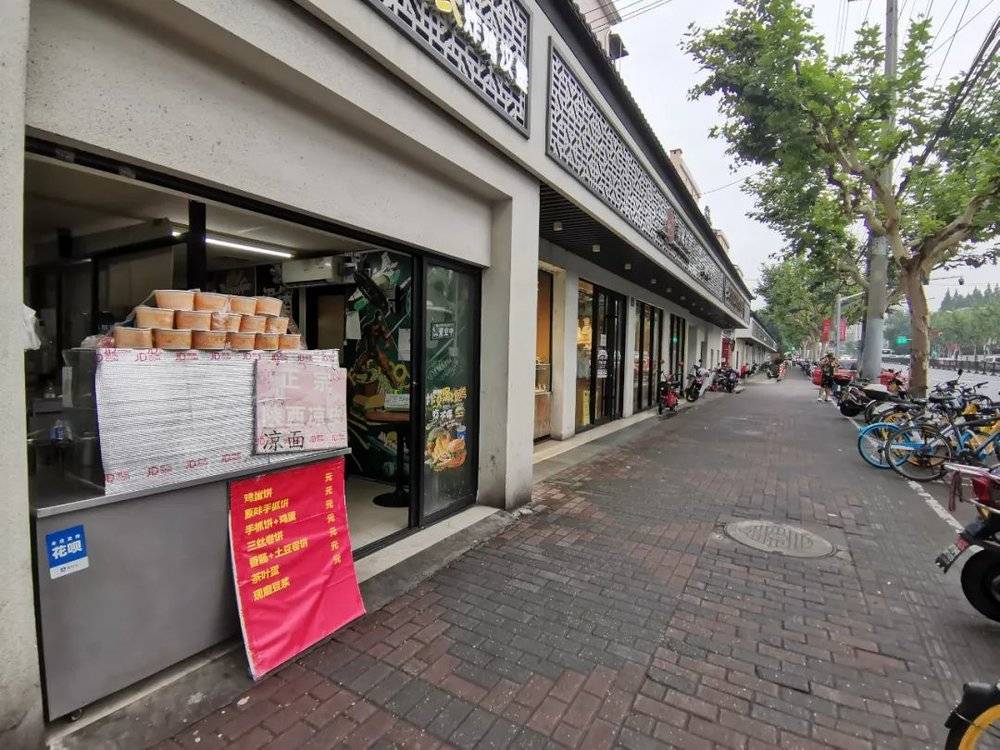 苹果花园桂林路店旁边是一家卖煎饼果子、炸鸡汉堡的小店