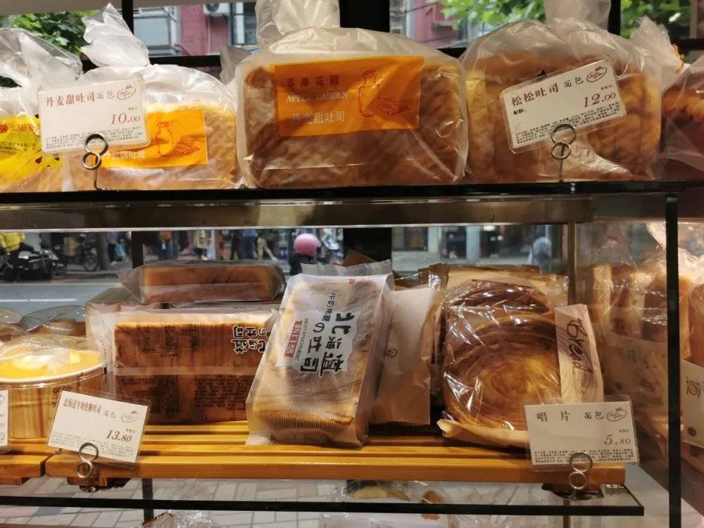10元以上的面包集中在面包柜顶部属于这里比较贵的