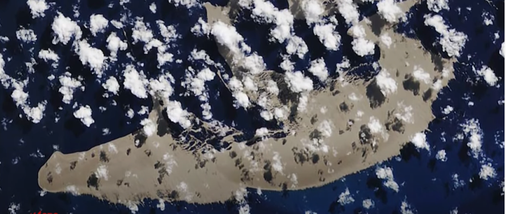 卫星拍摄到汤加群岛附近的浮石筏 | 图源：NASA<br label=图片备注 class=text-img-note>