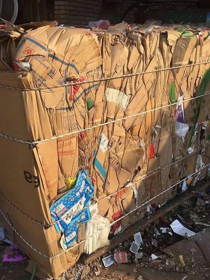 浙江杭州某打包站内打包好的废纸。摄影：徐宁