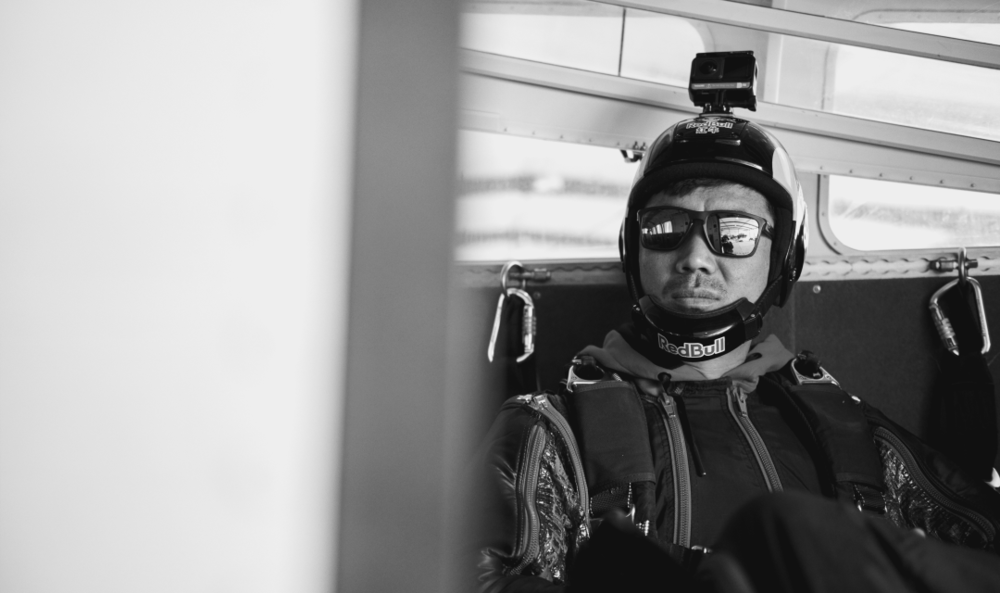 张树鹏坐在机舱内，平日里他和来到跳伞基地的体验者，就是从这个机舱跳出，感受飞翔的刺激。<br>