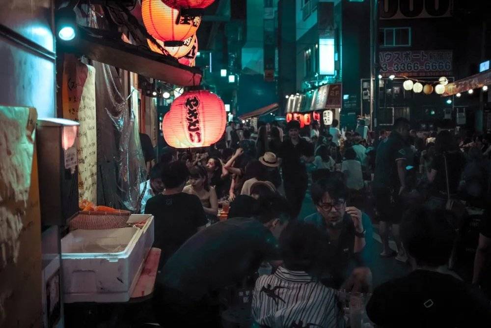 △下班后的热闹的日本街头，供应各类地方速食。/ Unsplash<br label=图片备注 class=text-img-note>