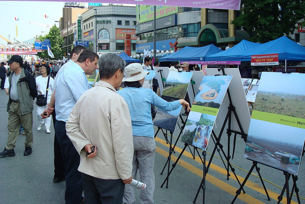 ● 韩国公民团体为警告四大江治理工程可能导致的环境破坏举行的图片展 / 网络<br>