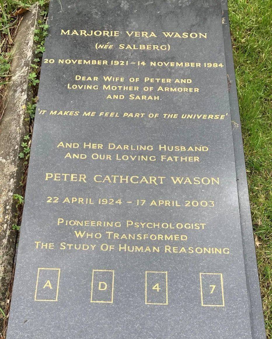 心理学家Peter Wason（1924-2003）在伦敦海格特公墓（Highgate Cemetery）的墓碑。墓碑下方刻着他设计的选择任务，也称为“四卡问题”。来源：wikipedia