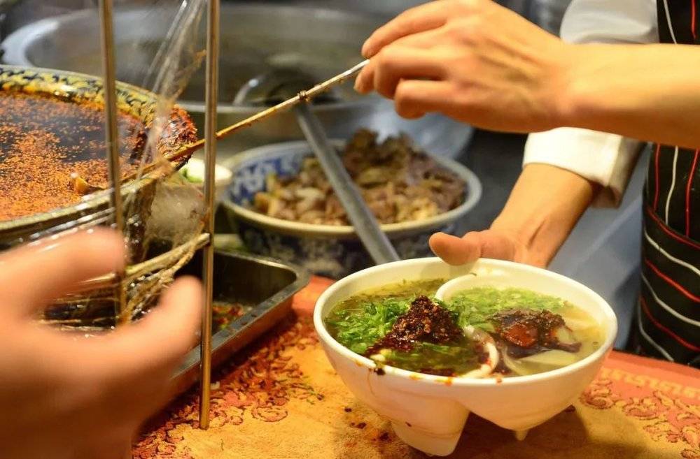 一些老牌兰州面馆还尝试以火锅常用的“鸳鸯碗”来挽留顾客。/ 视觉中国