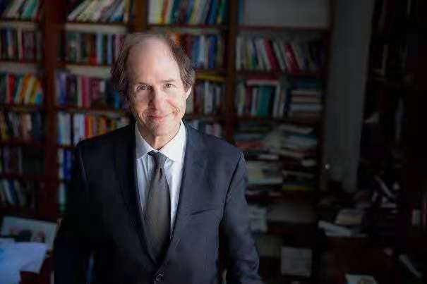 凯斯·桑斯坦（Cass R. Sunstein），美国哈佛大学法学院教授，2009年-2012年曾任白宫信息和监管事务办公室主任，是当今美国法学学术印证率最高的法学家。他著述颇丰，出版有《助推》《网络共和国》《信息乌托邦》《弹劾》等极富影响的著作。
