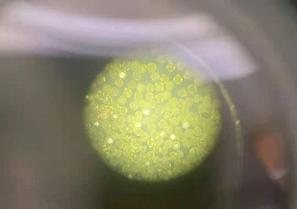 显微镜下的人造金刚石微粉。摄影/杨立赟<br>