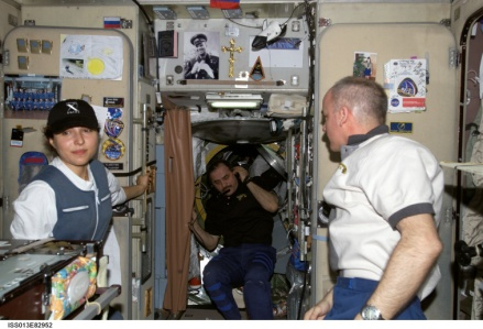 世界第1个女太空游客安萨里（左）在“国际空间站”上<br>