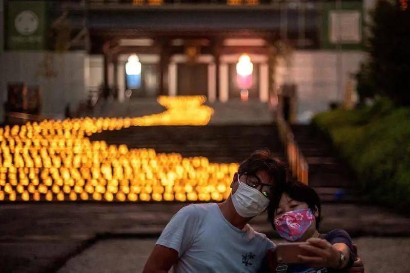日本街头，一对情侣在约会 图片：AFP