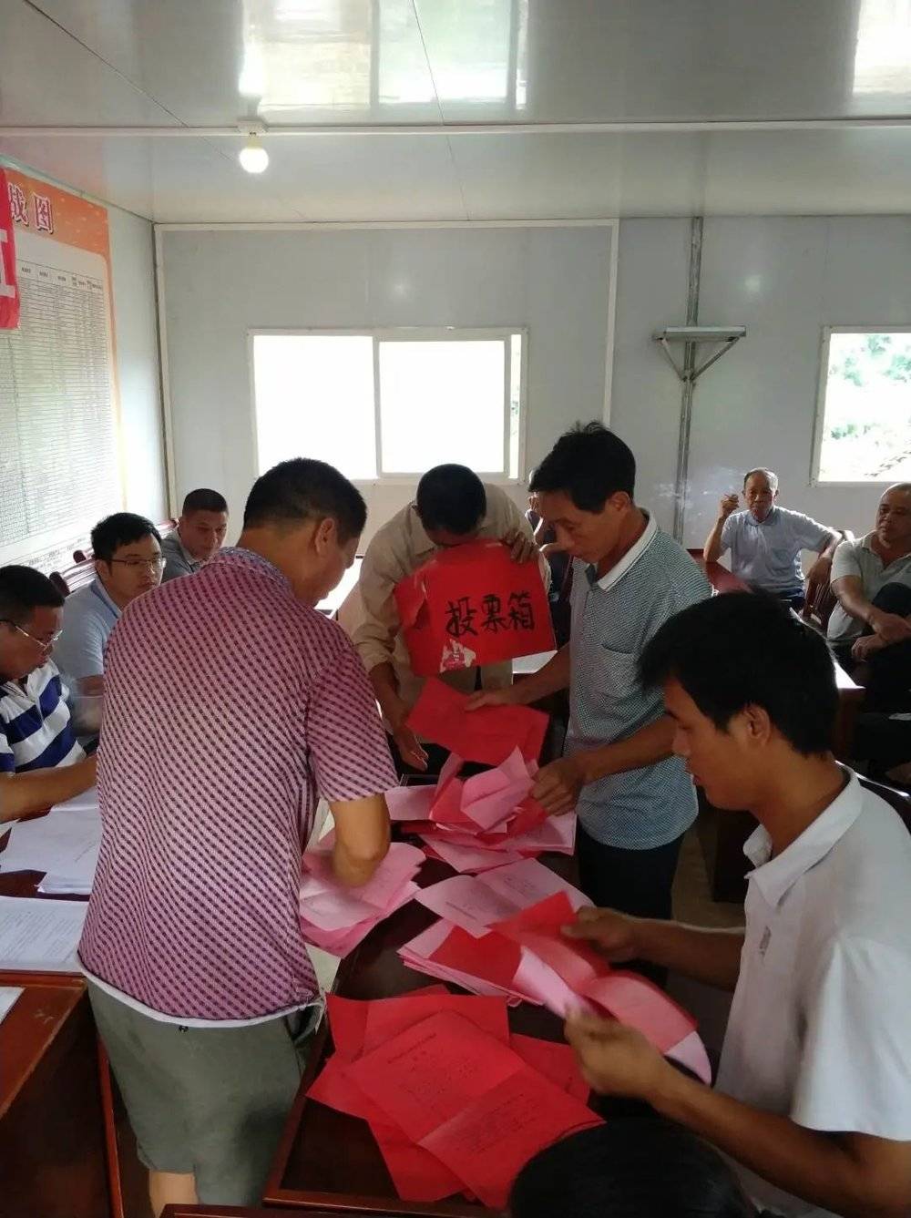 2017年06月21日，安宁村村委会。赶上了三年一次的“村两委”换届，村民代表们正在清点选票。<br>
