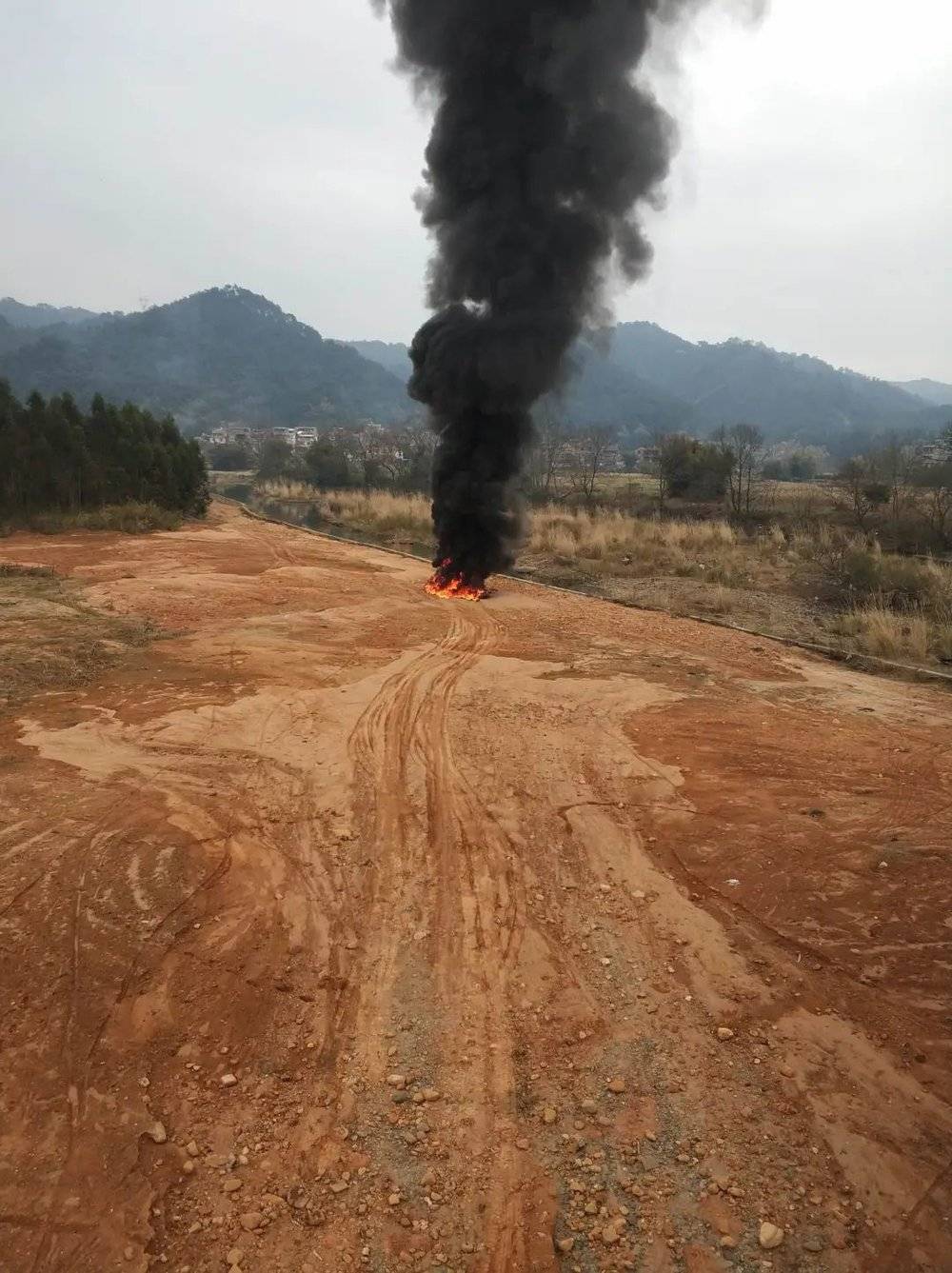 2018年02月15日，赖村。过年祭祖时，发现桥底有人焚烧废弃物，升起滚滚浓烟。<br>