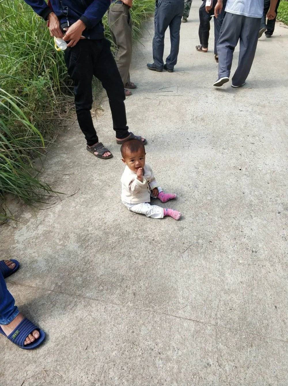 2018年09月29日，同宁村。两个村民小组山场纠纷，一个小孩坐在村道上看着我。<br>