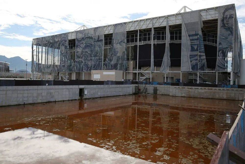 里约奥运会游泳馆，场馆外壁壁画破烂不堪。图片来源：observersnews.com