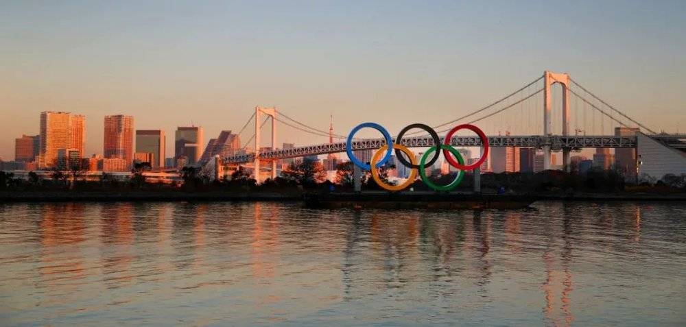 日本东京标志性建筑彩虹大桥旁伫立着奥运五环。对于日本人来说，举办奥运会，几乎相当于会给国家经济带来好运。图片来源：olympics.com