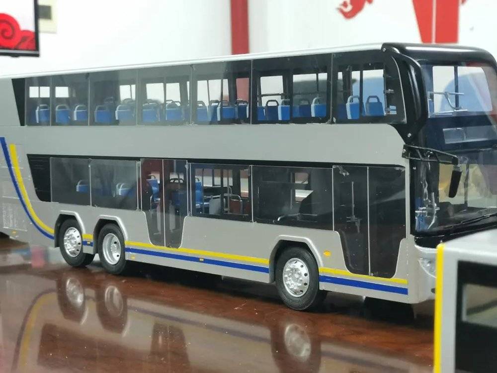 袁哥定制的双层巴士模型<br>