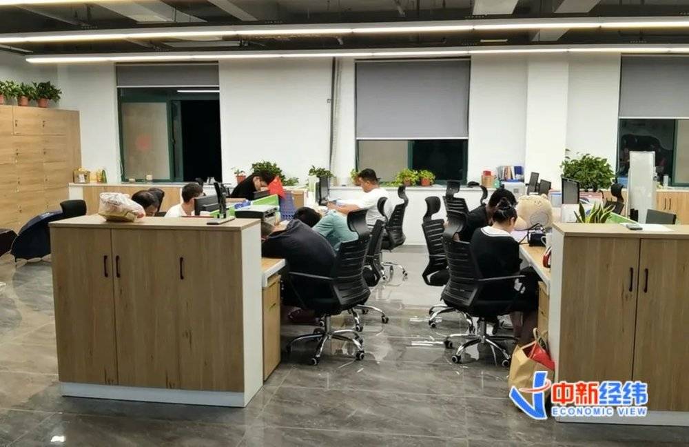 ▲赵磊的公司办公区，坐满了一些无法回家的市民。<br>