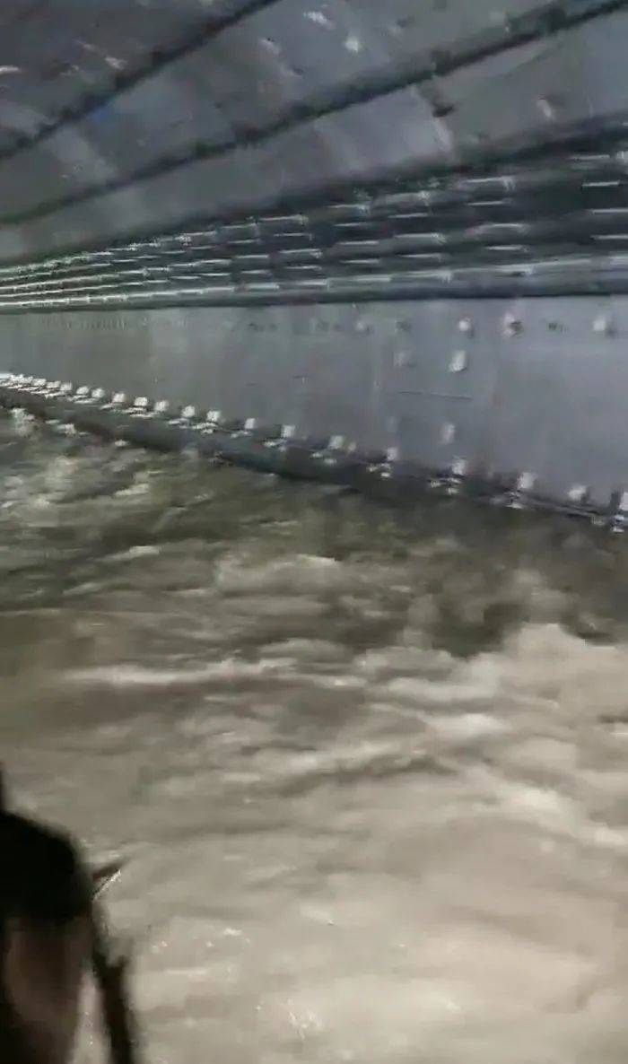 地铁隧道变成了湍急的河流。受访者供图<br>