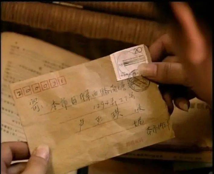 晓峰找到了雅妮的来信，上面有卢家的地址