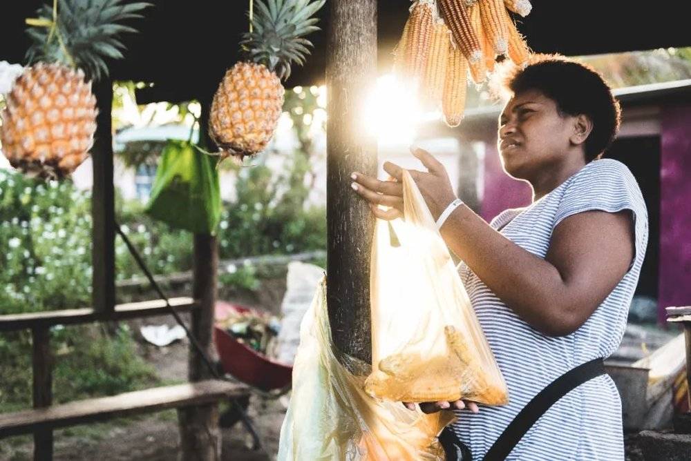 △斐济人晾晒菠萝和玉米/ unsplash <br>