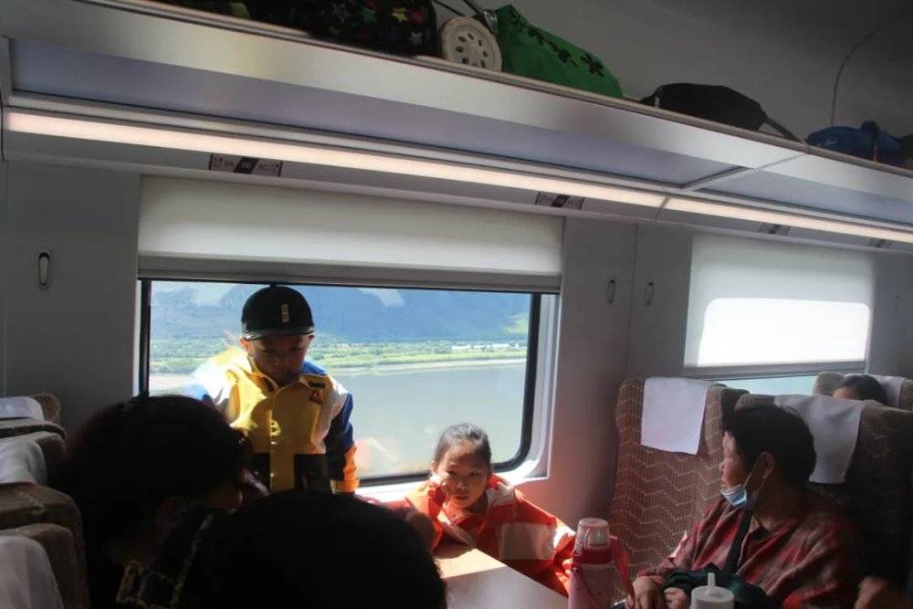 有了拉林铁路，藏族人交流更方便了 / 新周刊记者摄<br>