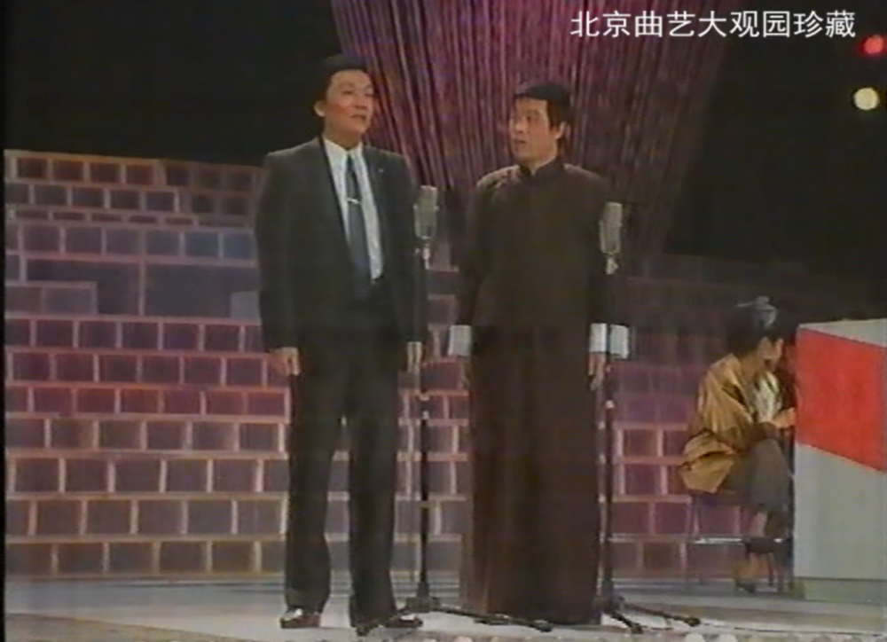 1988年侯耀文和石富宽的相声表演《侯辅导》截屏。<br>