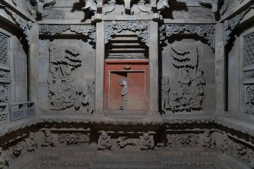 稷山马氏金代砖雕墓的段氏主人主张“善戏养神”，把戏班子带入墓室，这是著名的“妇人启门”。<br>