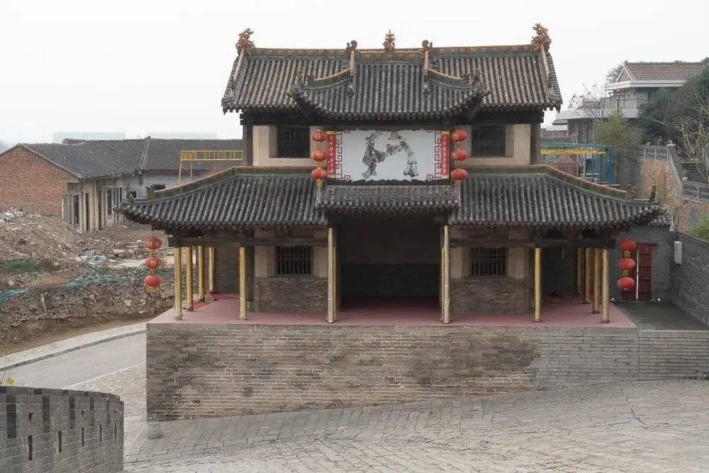 新绛古城，带有二楼木偶戏的连体戏台。木偶戏一般都在转场的时候演出。<br>