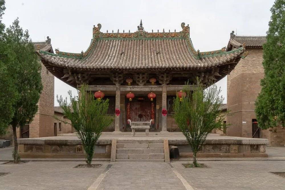 高平西李门村二仙庙的金代露台遗址，专家考证是现存最早的演戏“露台”。<br>