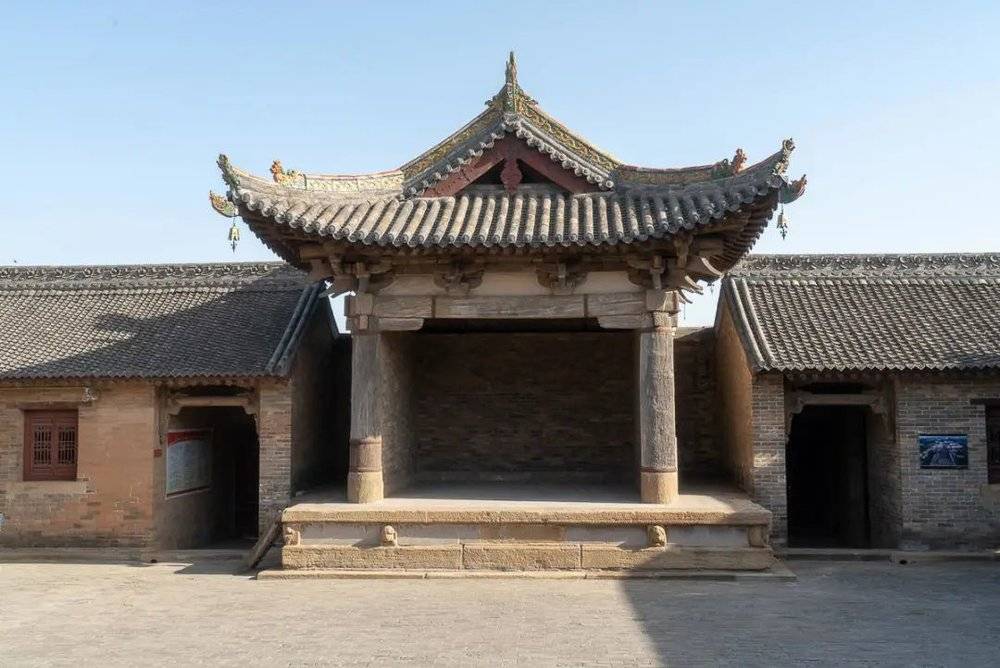 高平王报村二郎庙戏台，是现存最古老的元代戏台，建于金大定二十三年（1183）。<br>