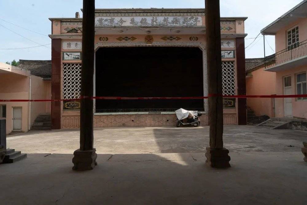 阳城封头村，残存的古拜亭对面是新戏台<br>