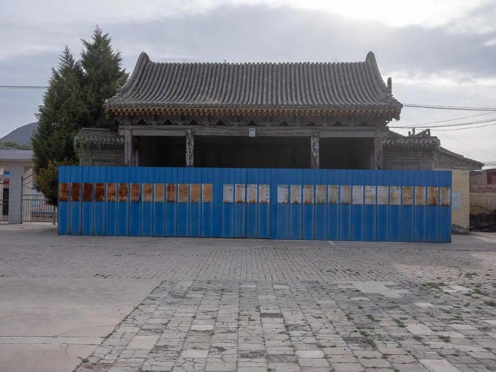 被围在原平王同社村小学里的古戏台，因为安全问题再次被围起来<br>