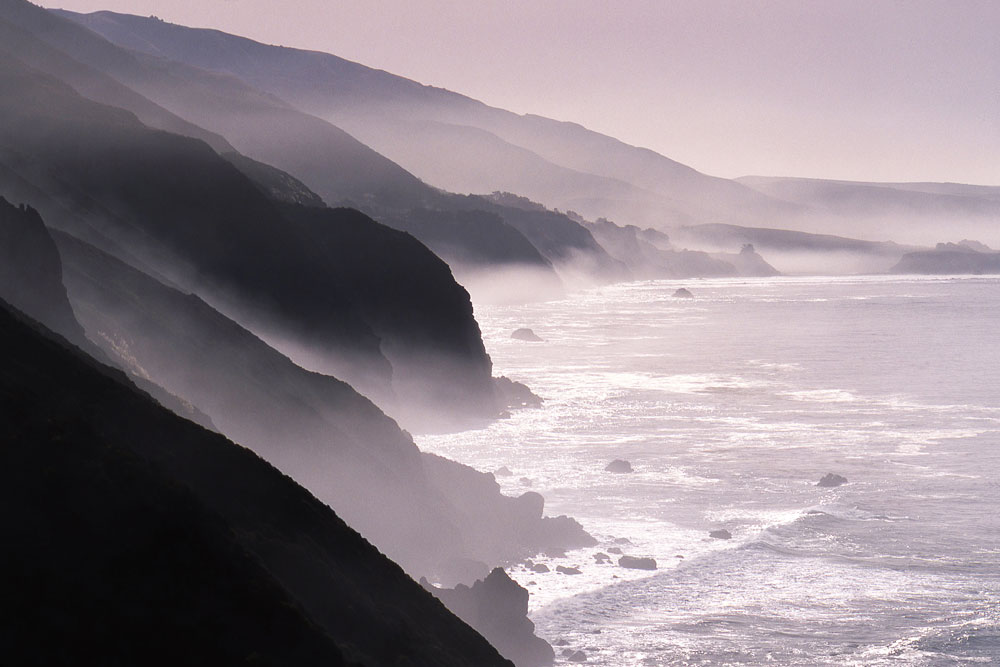 美国加州大苏尔沿岸的海水搅动起的海雾
