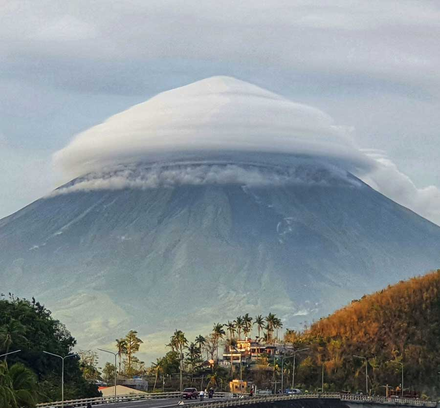 菲律宾吕宋岛云雾缭绕的马荣火山