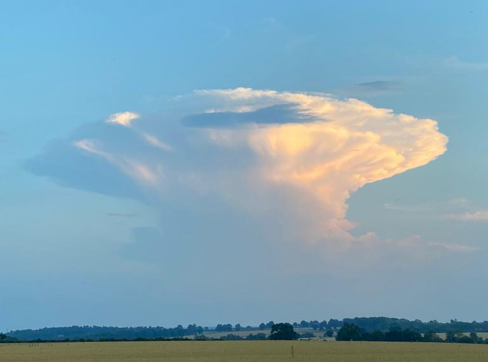 英国，北安普敦郡，巴顿上空的经典积雨云
