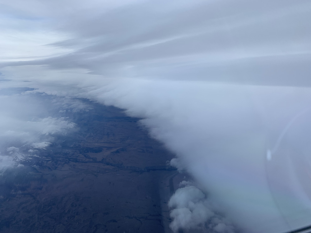 从25000英尺的飞行上看，美国蒙大拿州大瀑布以西的落基山脉东坡