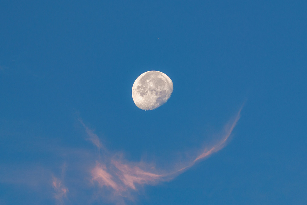 意大利，瓦雷塞，苏米拉戈，一杯卷云与月亮和火星在一起