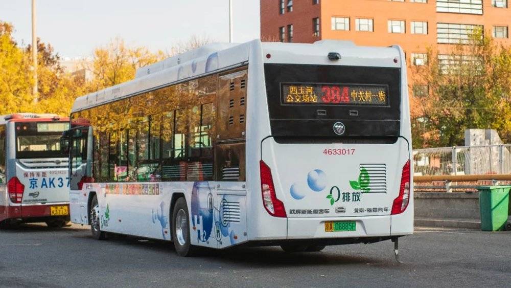 排放水的清洁公交车384路（受访者供图）