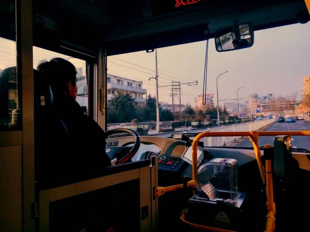 在暮色里搭一班公交能让人沉静（受访者供图）<br>