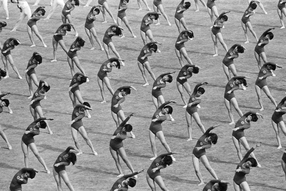 1964年10月10日，日本东京，开幕式上，演员表演体操。<br label=图片备注 class=text-img-note>